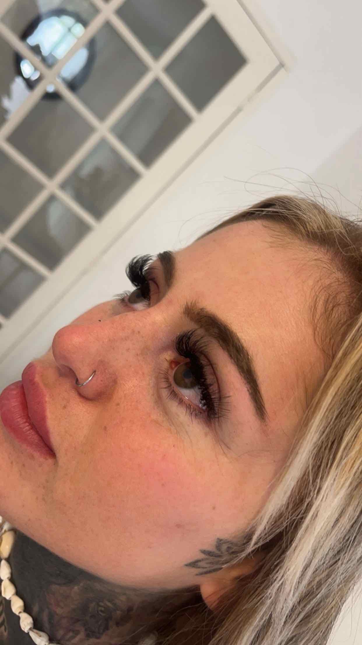cils à cils , volume russe , wispy — une belle pose volume russe